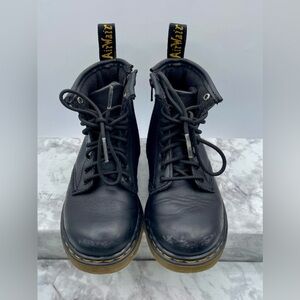 DR. MARTENS 1460 T Boots in Black Leather. Size 9